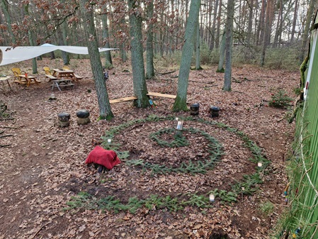 Adventsspirale im Wald