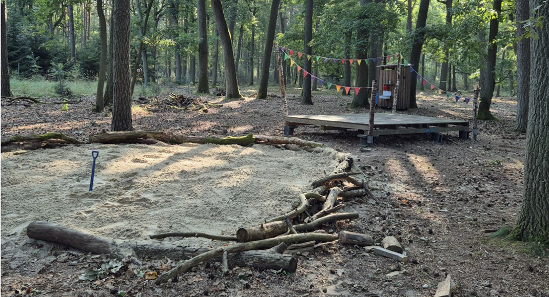 Sandkiste und Showbühne im Wald
